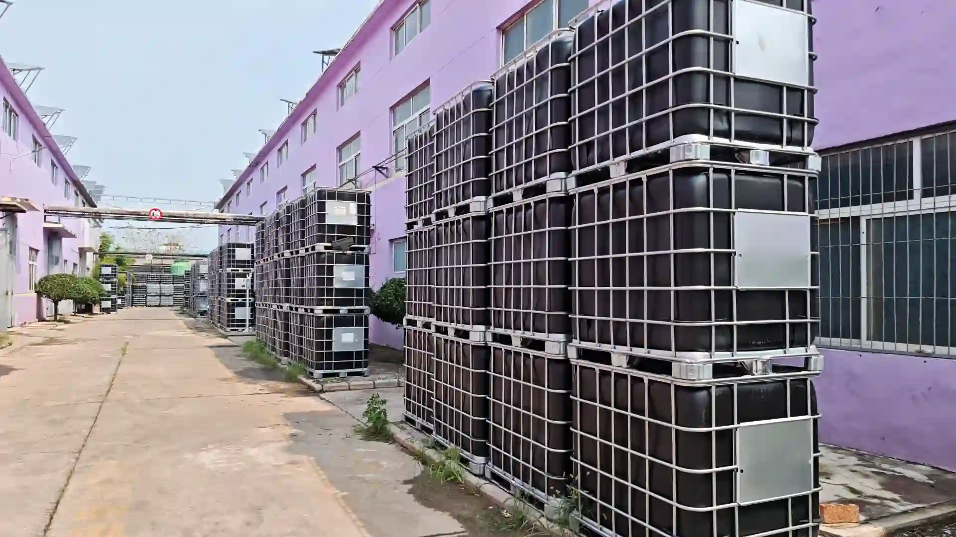 Chemical product storage racks